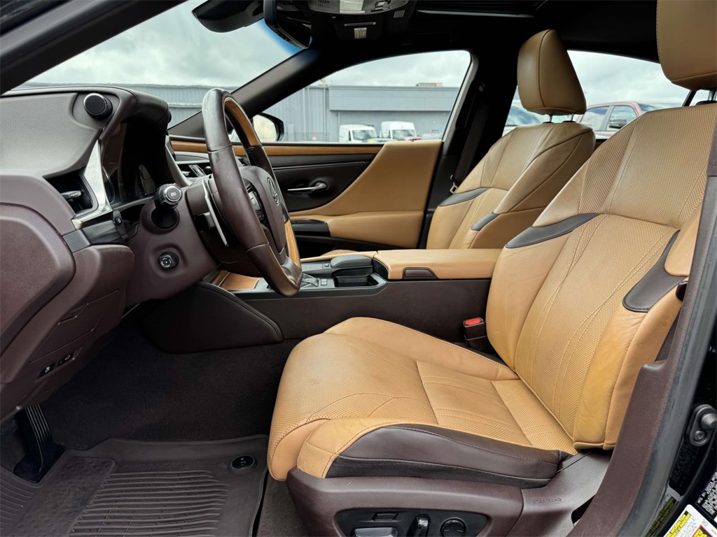 2019 Lexus ES 300h photo 11