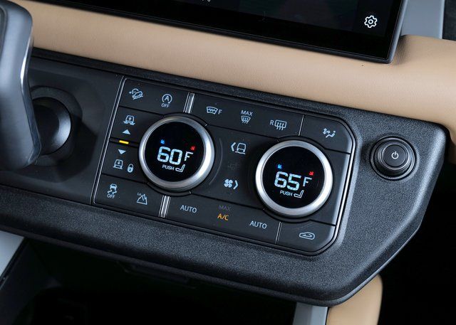 2025 Land Rover Defender 110 V8 photo 15