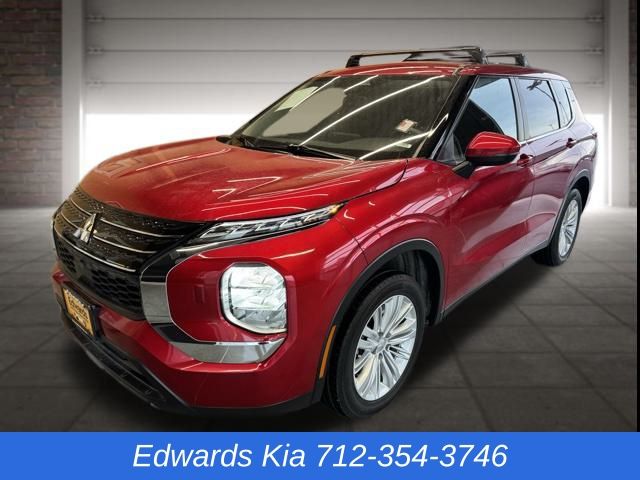 2022 Mitsubishi Outlander ES's photo