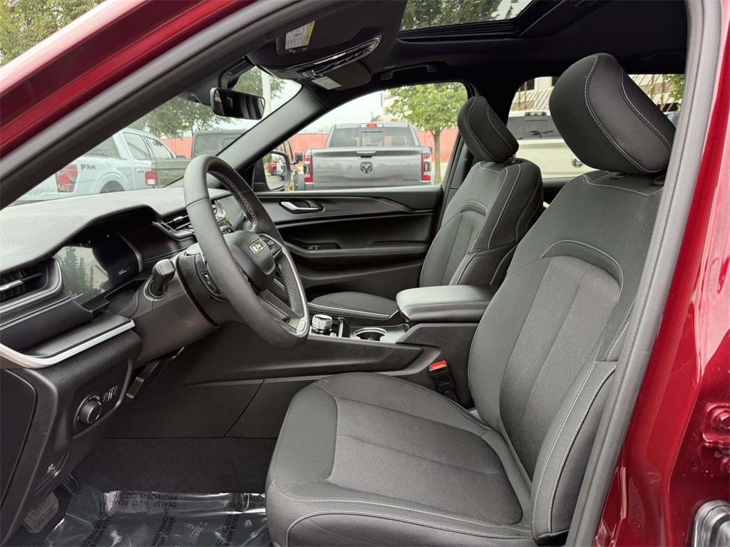 2025 Jeep Grand Cherokee Laredo photo 16