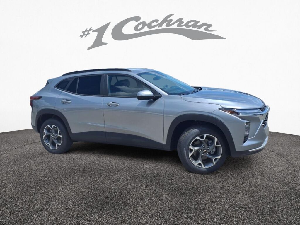 2025 Chevrolet Trax LT photo 2