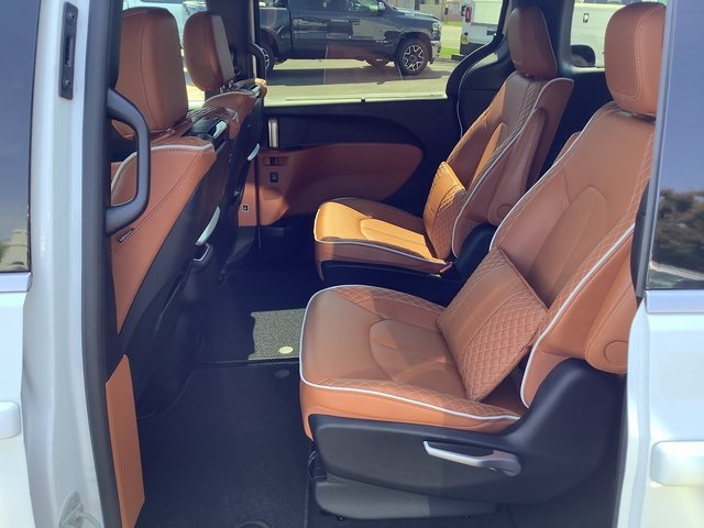 2024 Chrysler Pacifica Pinnacle photo 25