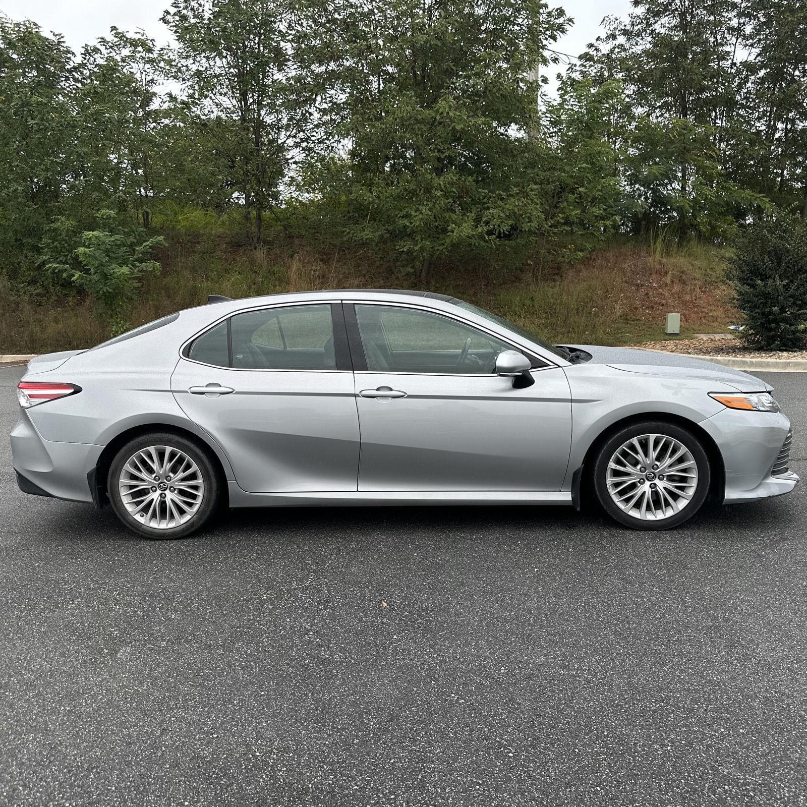 2019 Toyota Camry XLE photo 6
