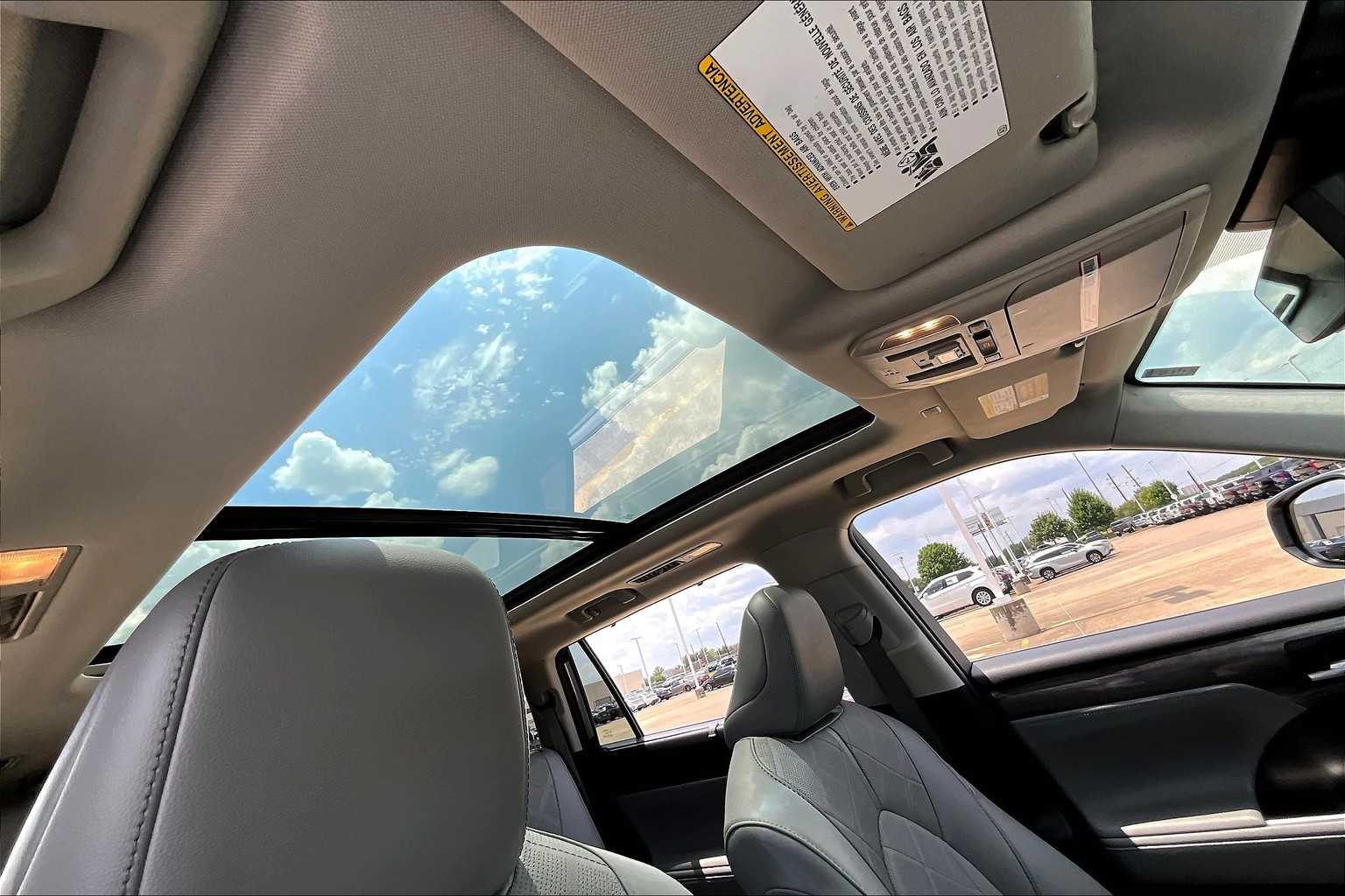 2021 Toyota Highlander Platinum photo 13