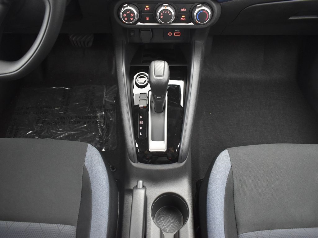 2025 Nissan Versa 1.6 SV photo 12