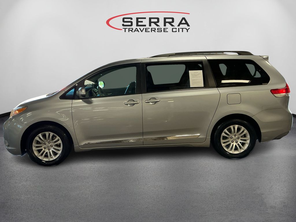 2013 Toyota Sienna XLE photo 8