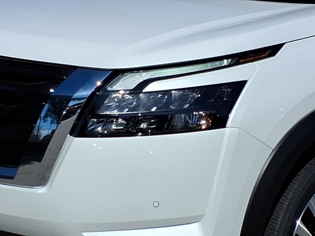 2025 Nissan Pathfinder Platinum photo 4