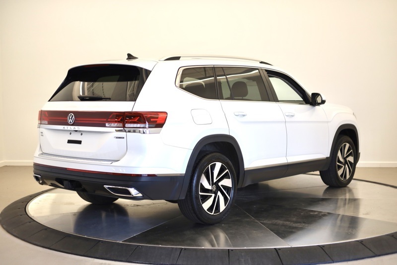 2024 Volkswagen Atlas SEL photo 2