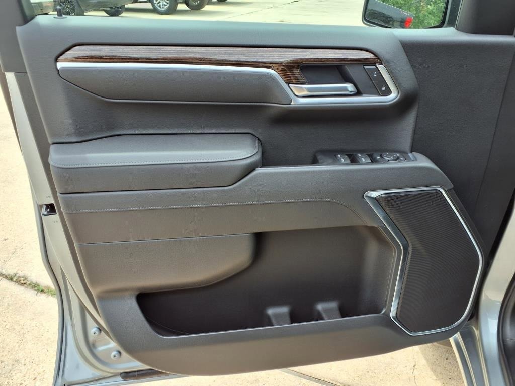 New 2025 Sterling Metallic GMC Elevation image 15