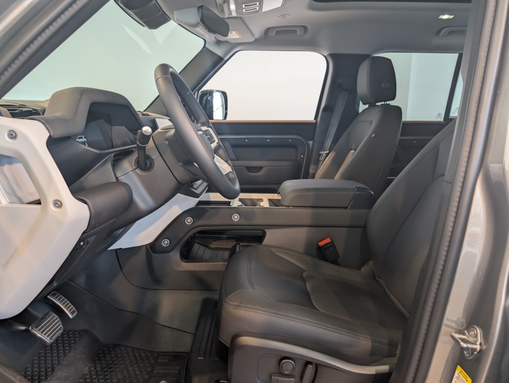2025 Land Rover Defender 110 S photo 12