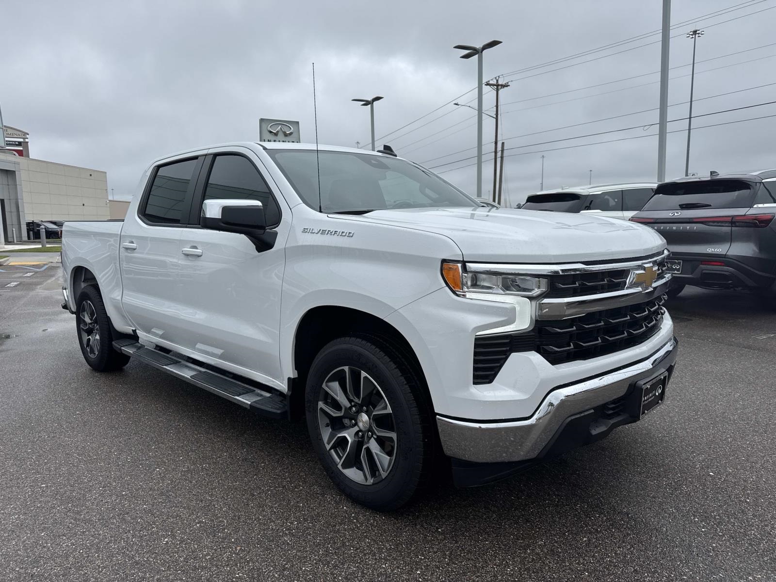 2023 Chevrolet Silverado 1500 LT photo 3