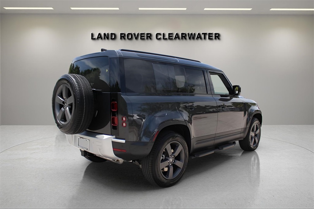 2025 Land Rover Defender 110 S photo 4
