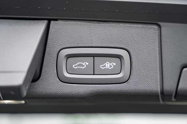 2026 Volvo XC60 B5 Hybrid photo 8
