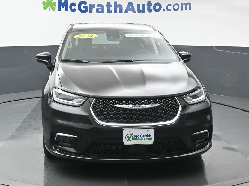 2024 Chrysler Pacifica Touring L photo 3