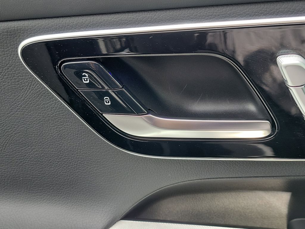 2025 Mercedes Benz GLC 300 photo 26