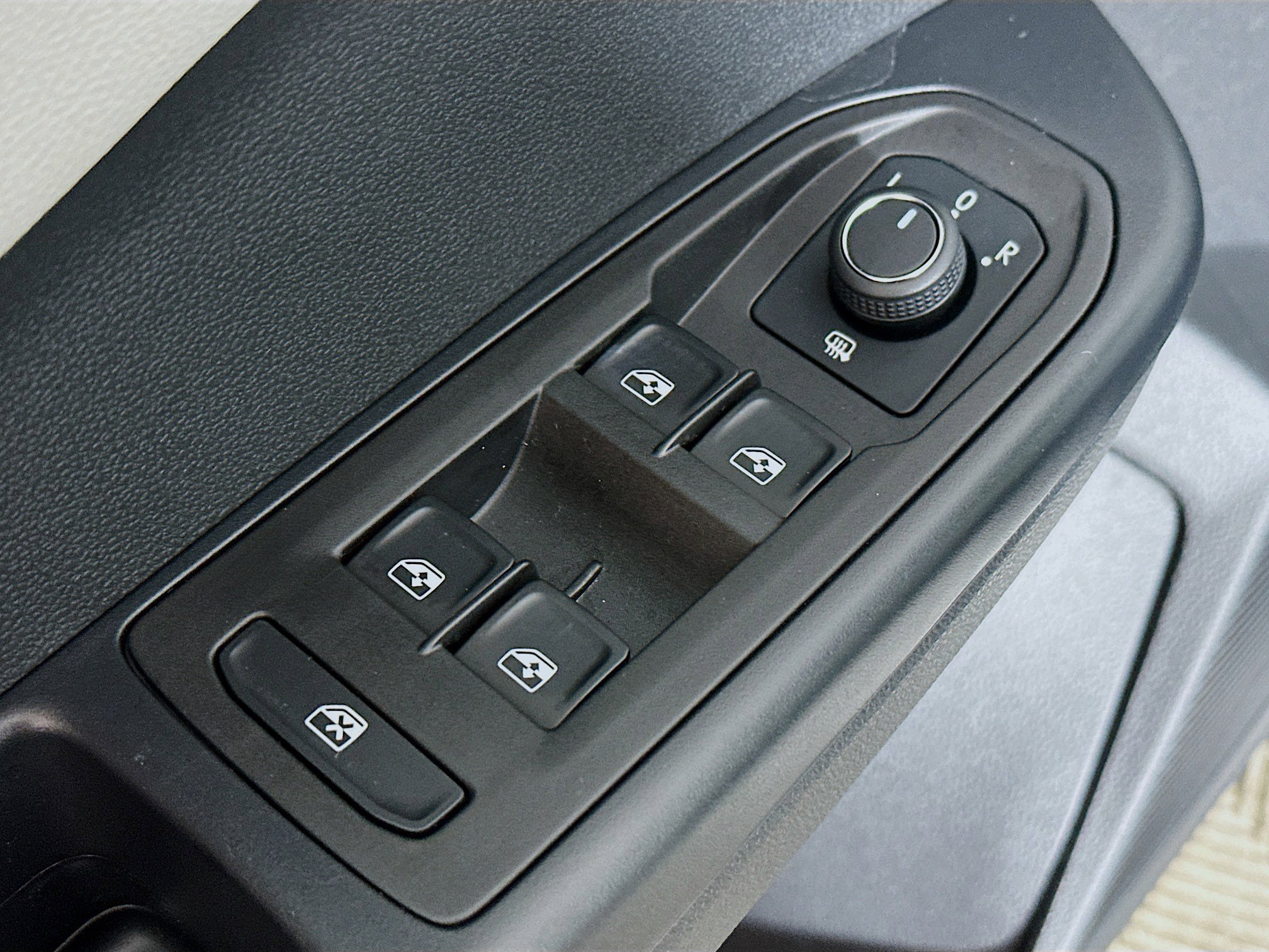 2025 Volkswagen Taos SEL photo 4