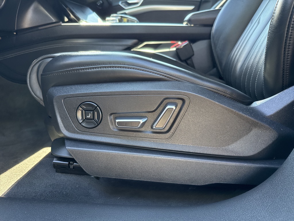 2019 Audi e-tron Premium Plus photo 18