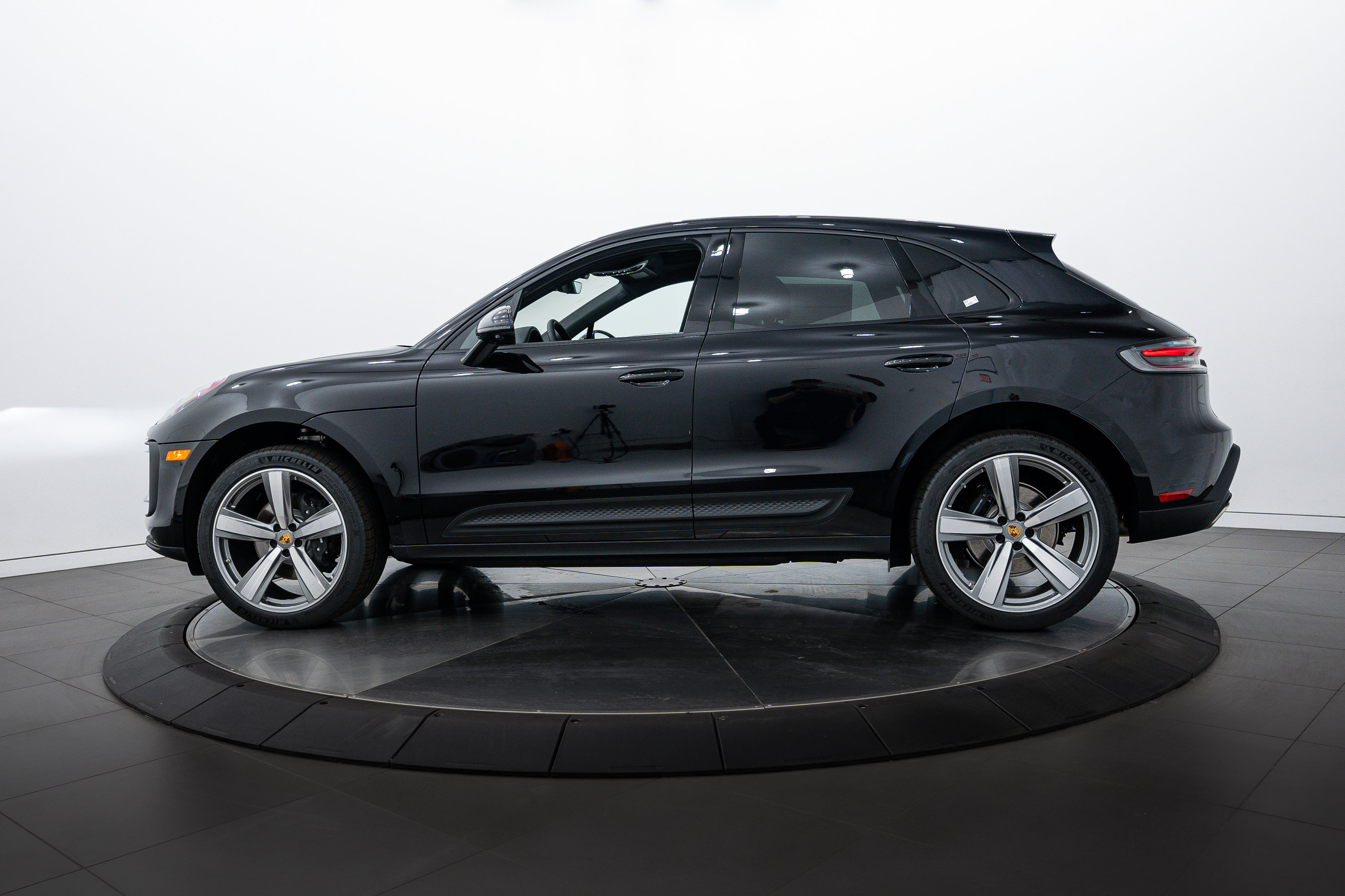 2025 Porsche Macan Base photo 2