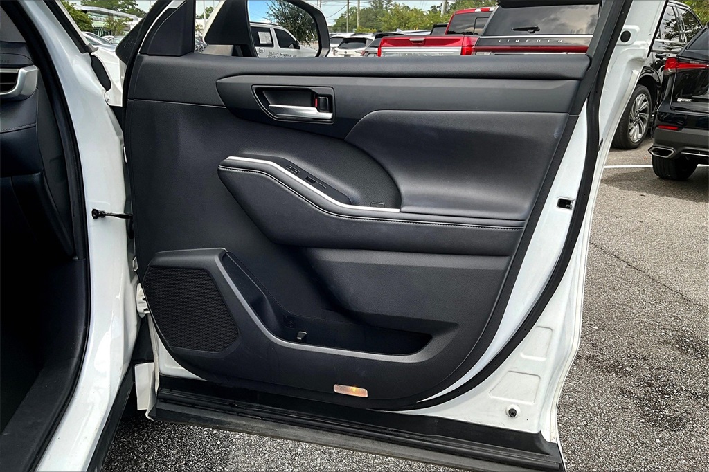 2020 Toyota Highlander XLE photo 25