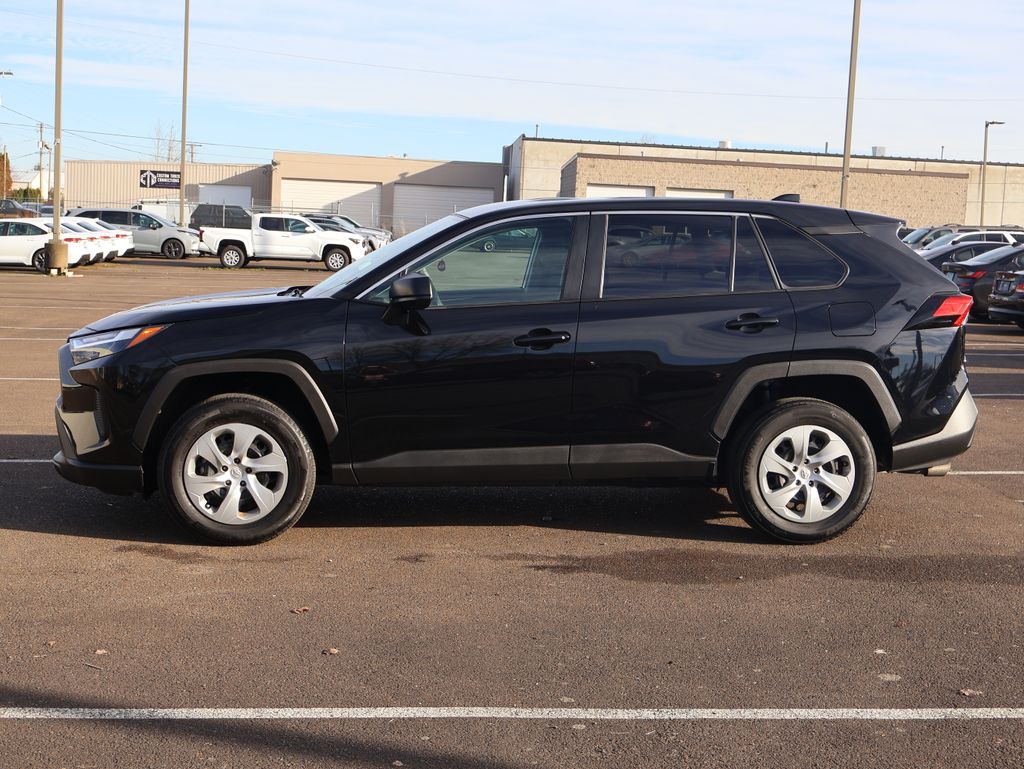 2023 Toyota RAV4 LE photo 3