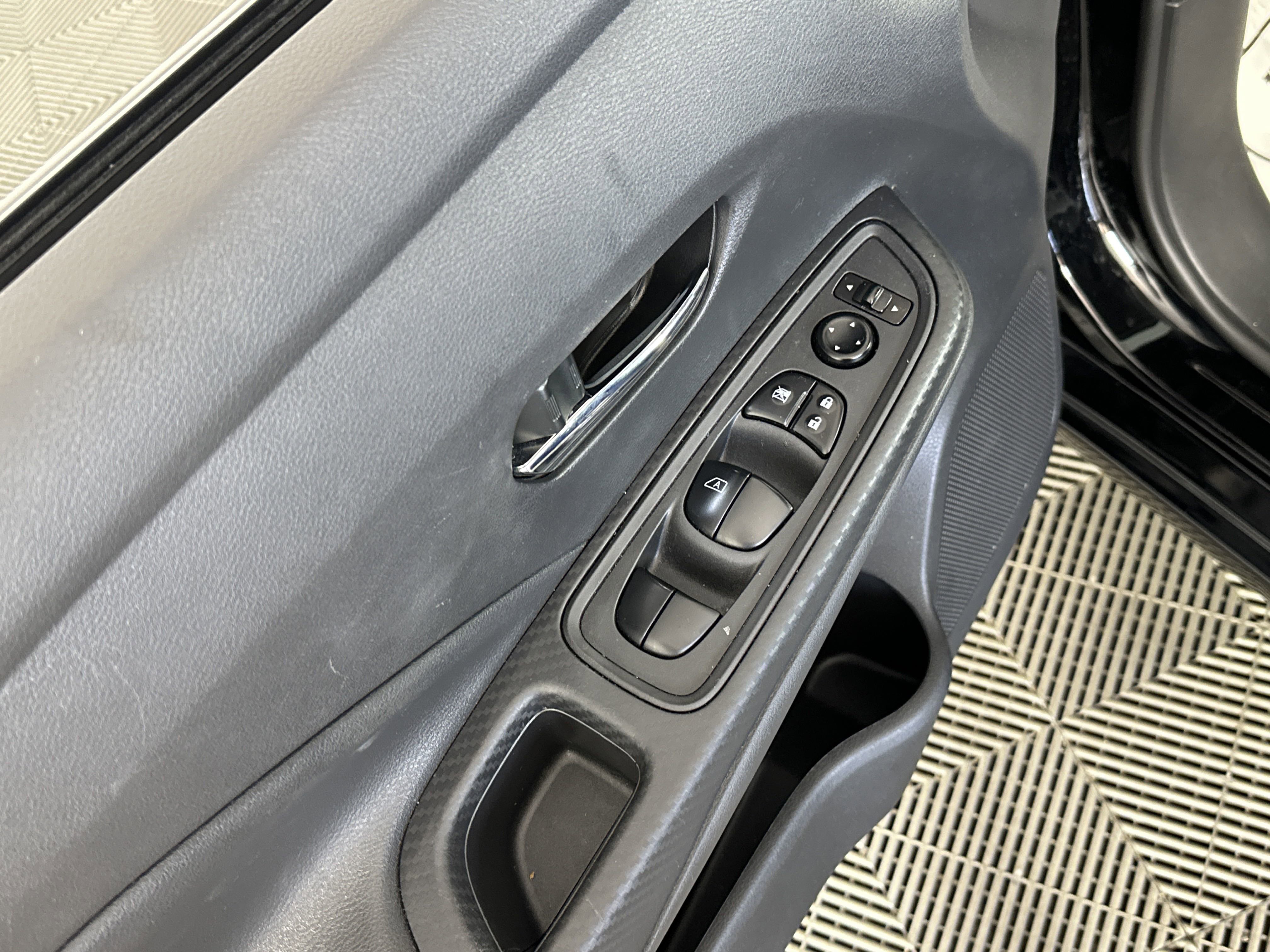 2023 Nissan Versa SV photo 9