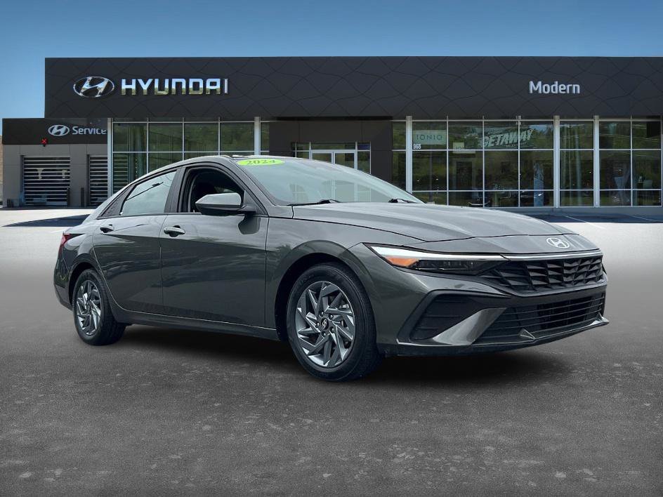 2024 Hyundai Elantra SEL photo 2