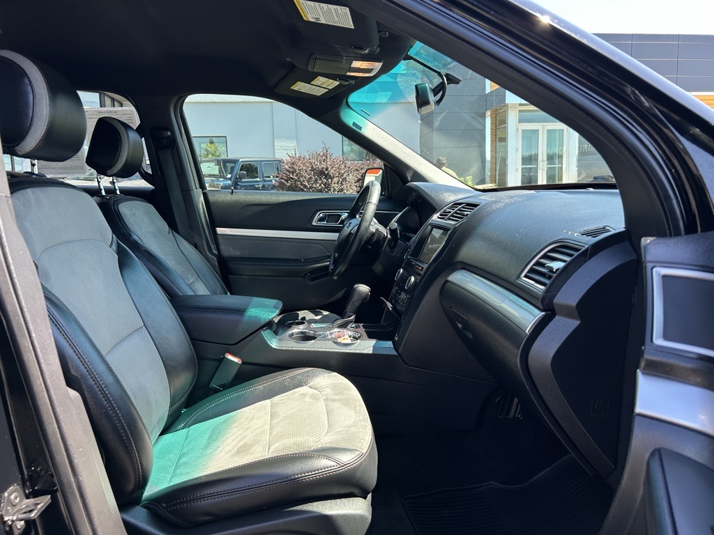 2017 Ford Explorer XLT photo 30