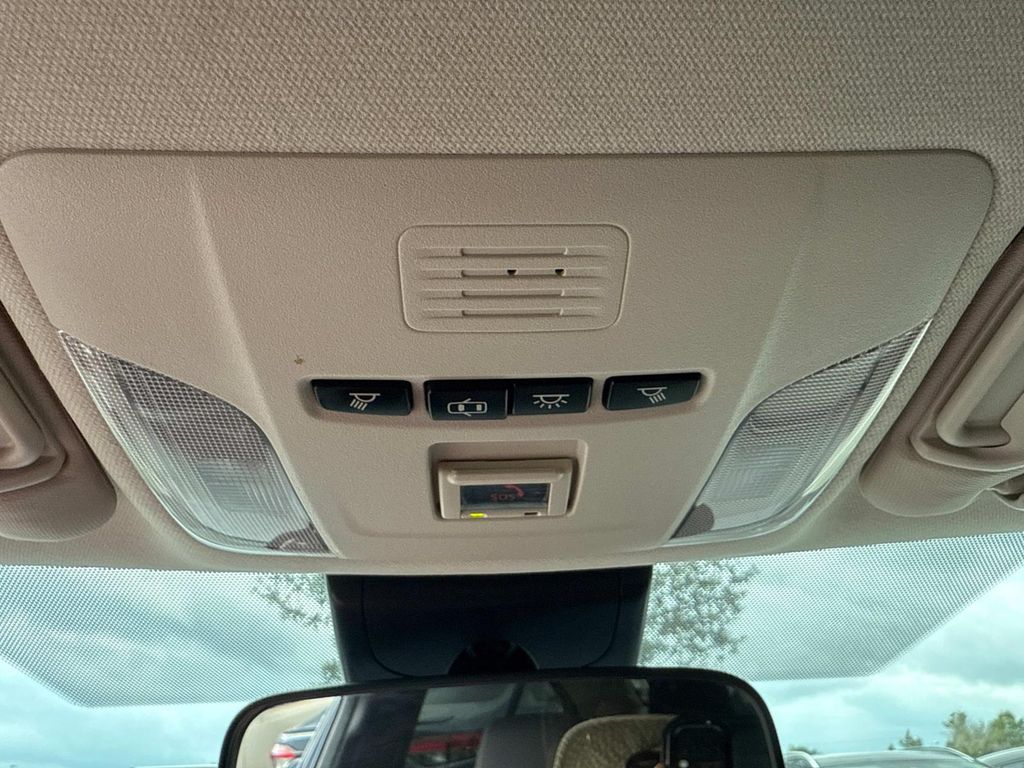 2022 Toyota Corolla LE photo 33