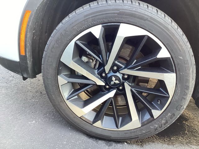 2022 Mitsubishi Outlander ES photo 2