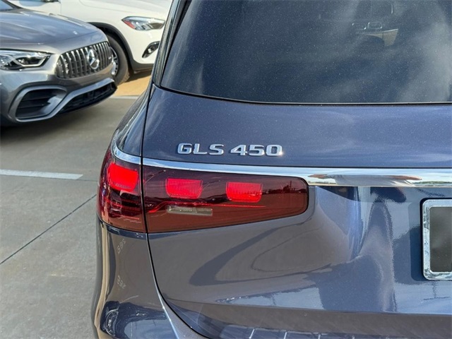 2026 Mercedes Benz GLS 450 4MATIC photo 4