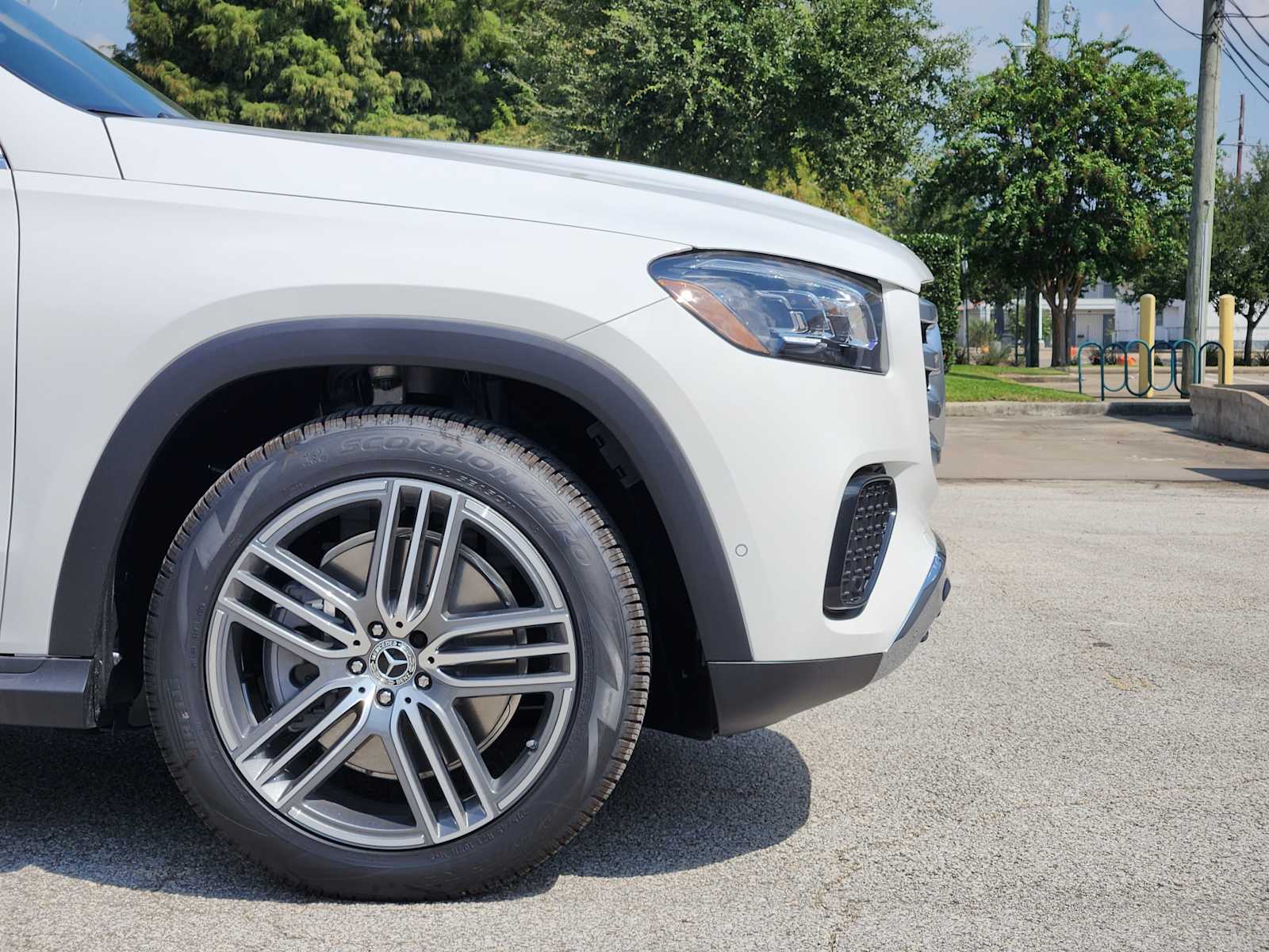 2025 Mercedes Benz GLS 450 4MATIC photo 2