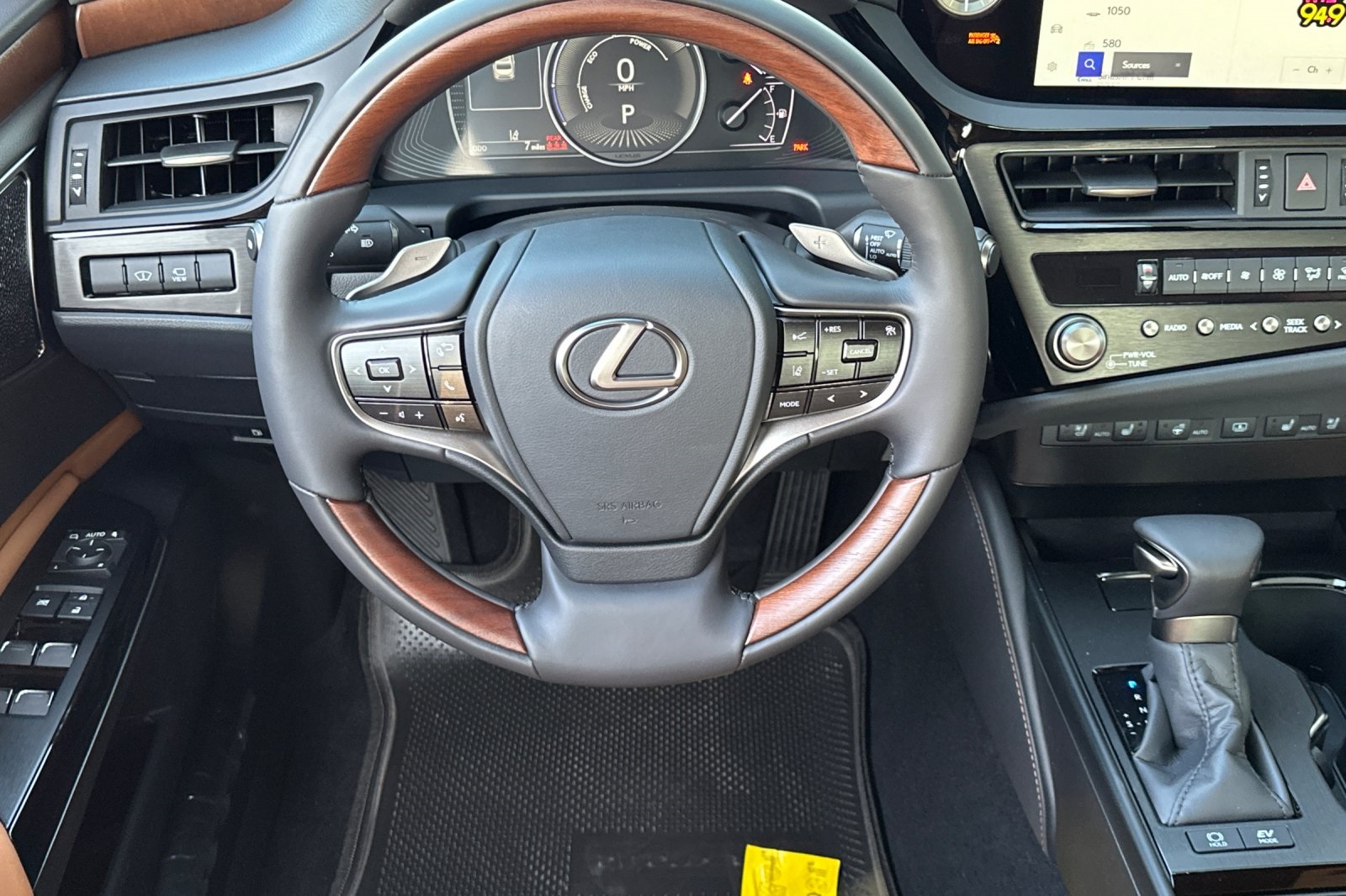 2025 Lexus ES 300h Luxury photo 11