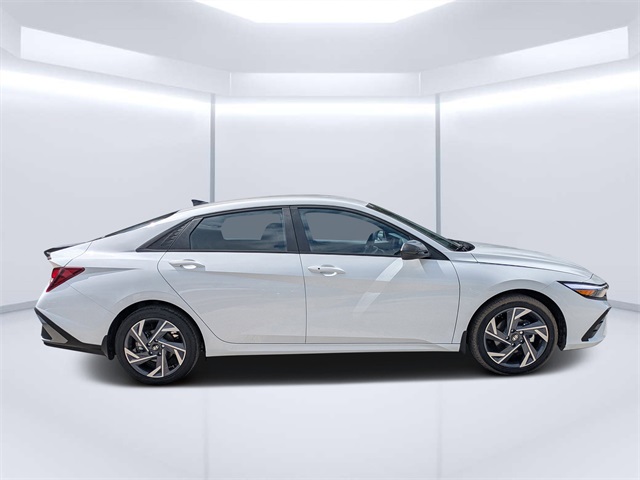 2025 Hyundai Elantra SEL Sport photo 2
