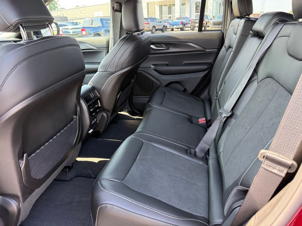 2025 Jeep Grand Cherokee Altitude photo 25