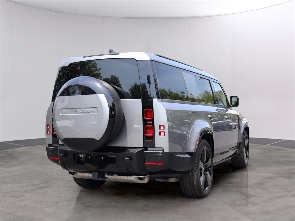 2024 Land Rover Defender 130 X-Dynamic SE photo 3