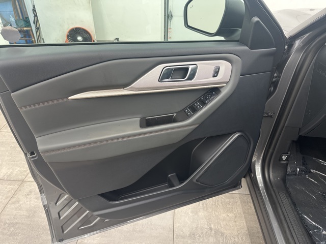 2025 Ford Explorer photo 9