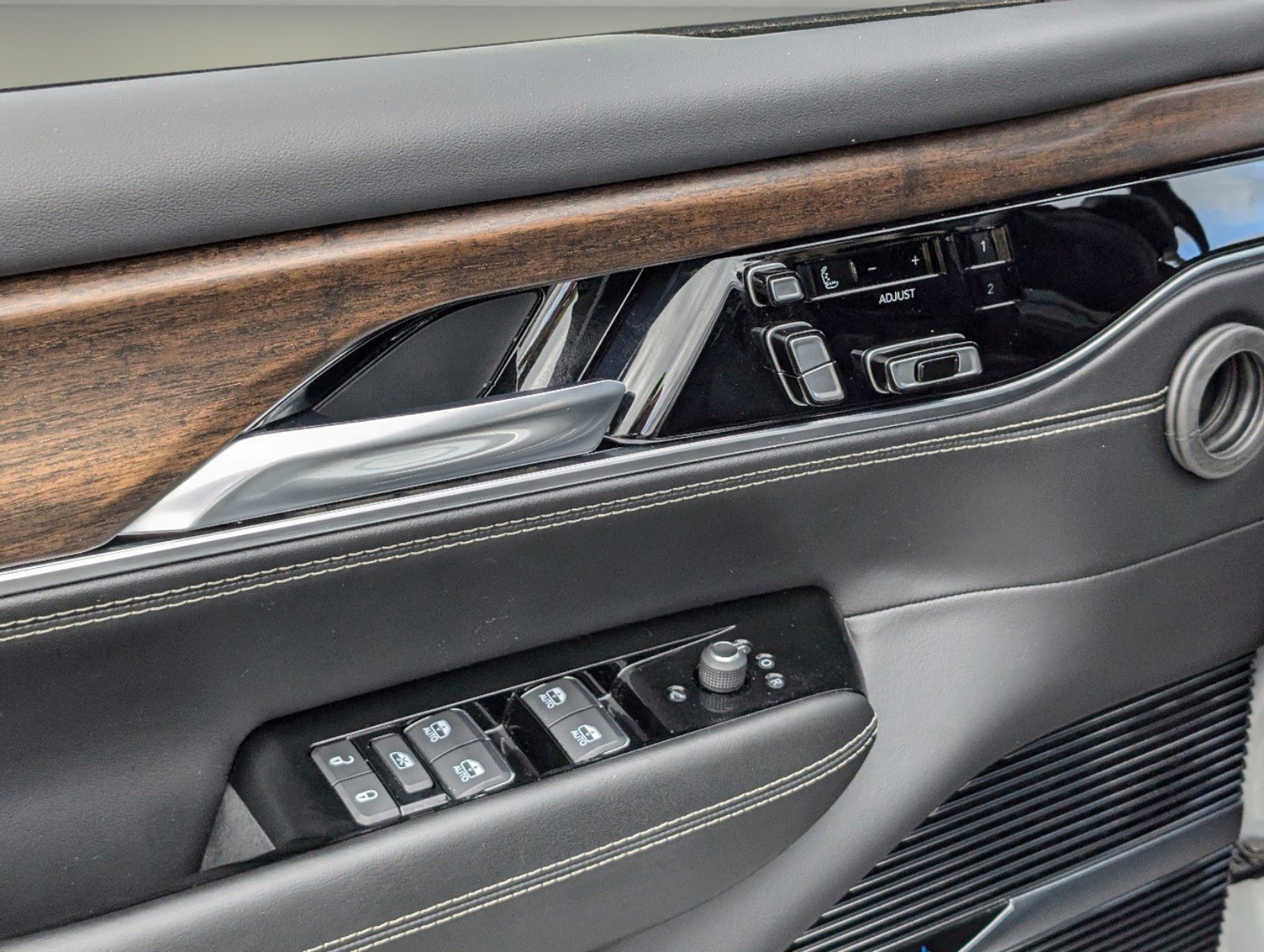 2024 Jeep Grand Wagoneer III Obsidian photo 14