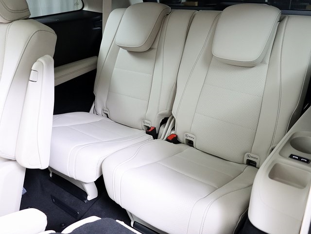 2026 Mercedes Benz GLS 450 4MATIC photo 15