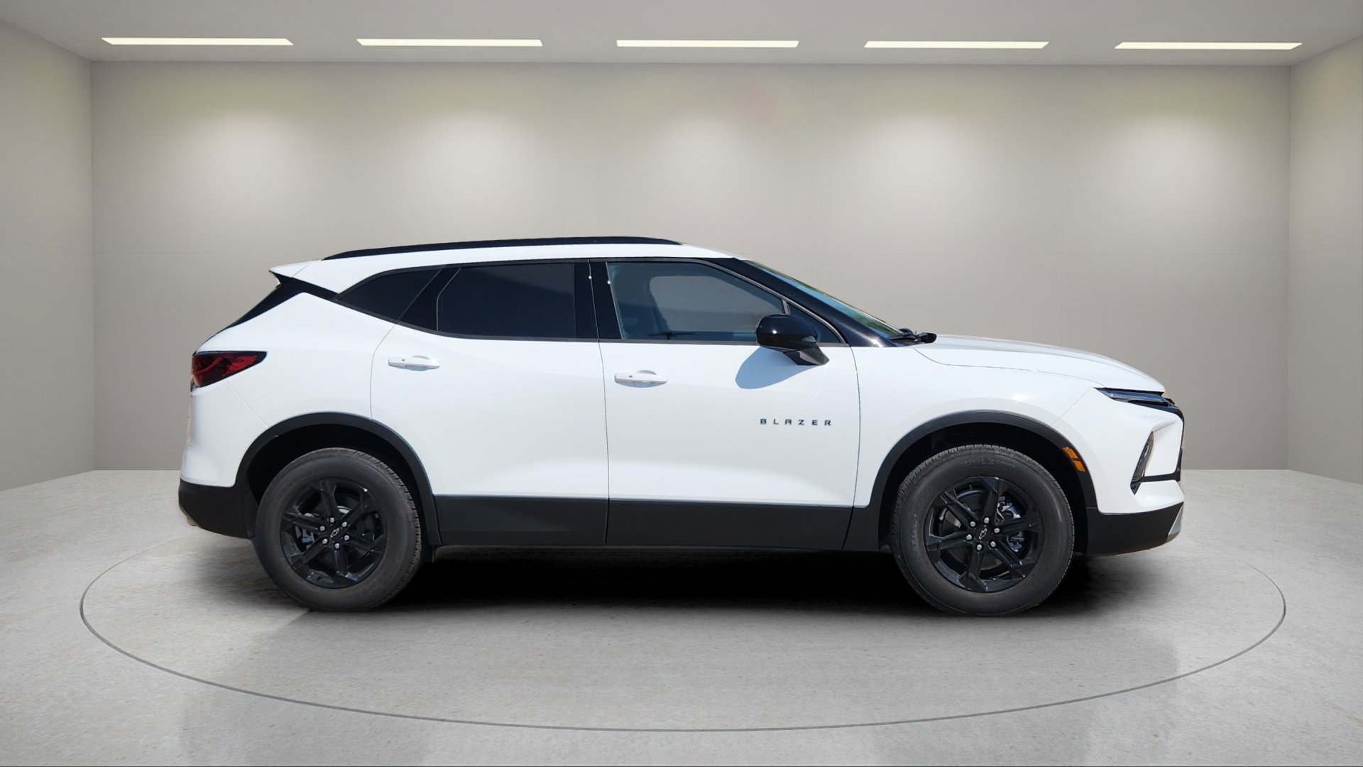 2025 Chevrolet Blazer 2LT photo 2