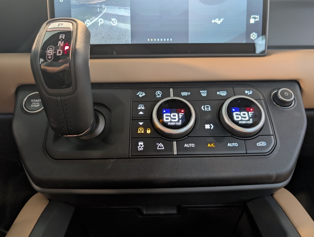 2025 Land Rover Defender 110 S photo 18