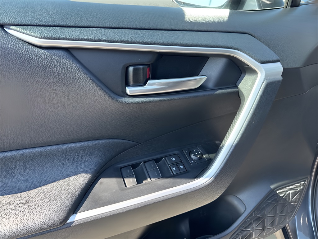 2025 Toyota RAV4 XLE photo 26