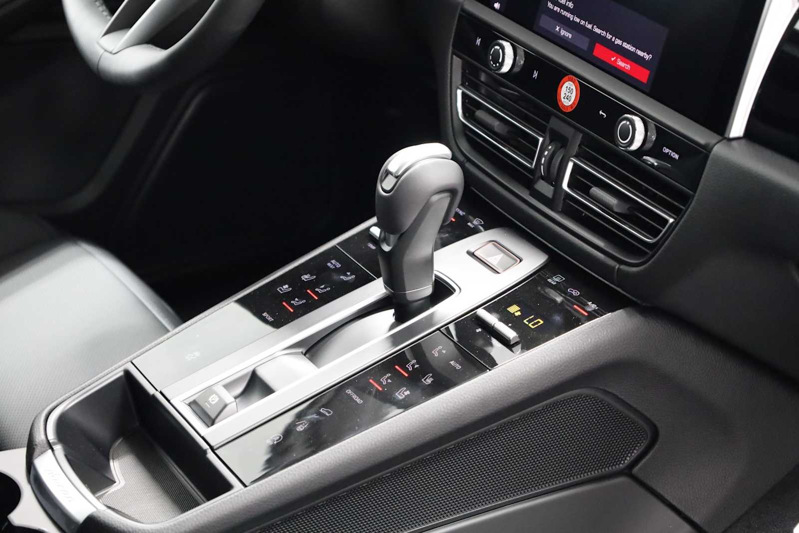 2026 Porsche Macan T photo 17