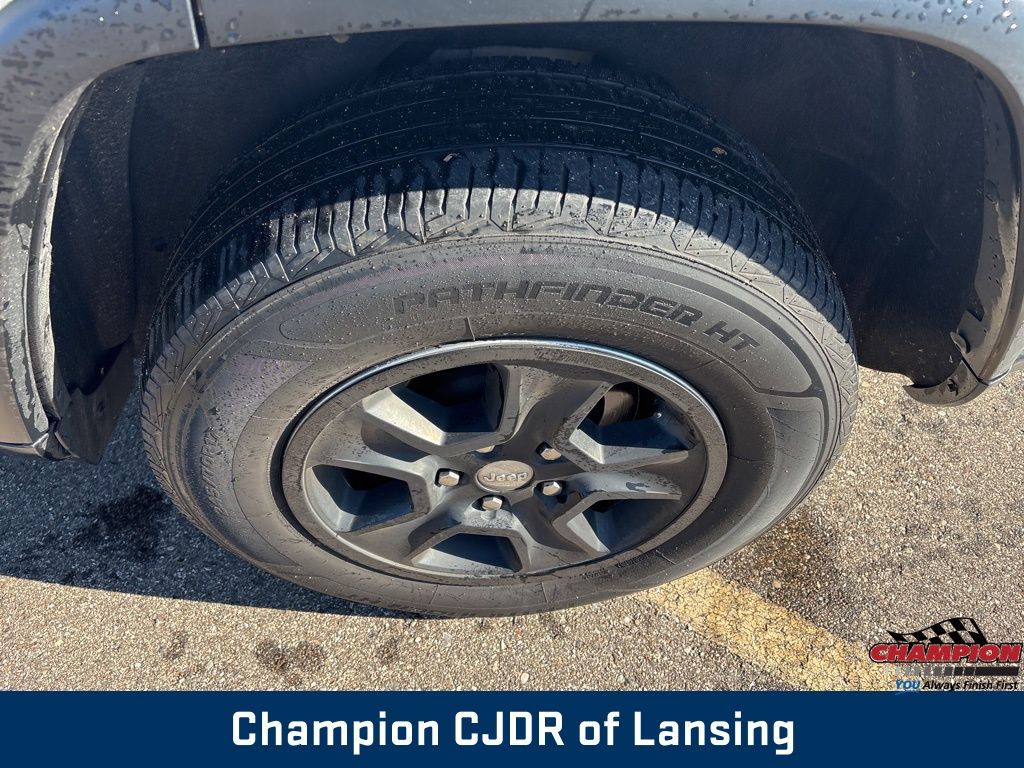 2016 Jeep Grand Cherokee Laredo photo 3