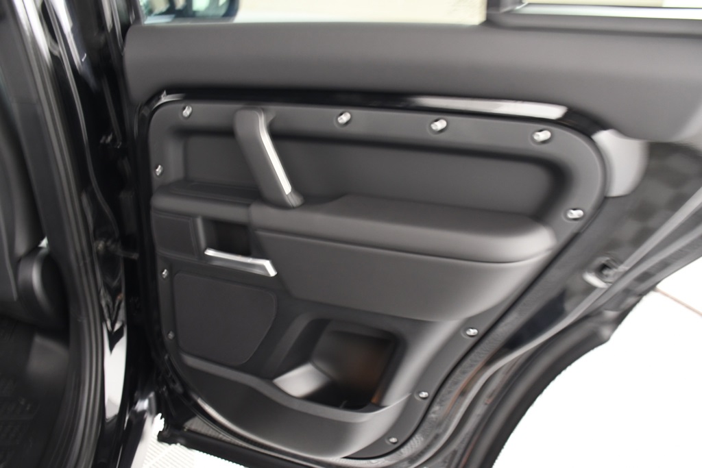 2025 Land Rover Defender 110 X-Dynamic SE photo 21