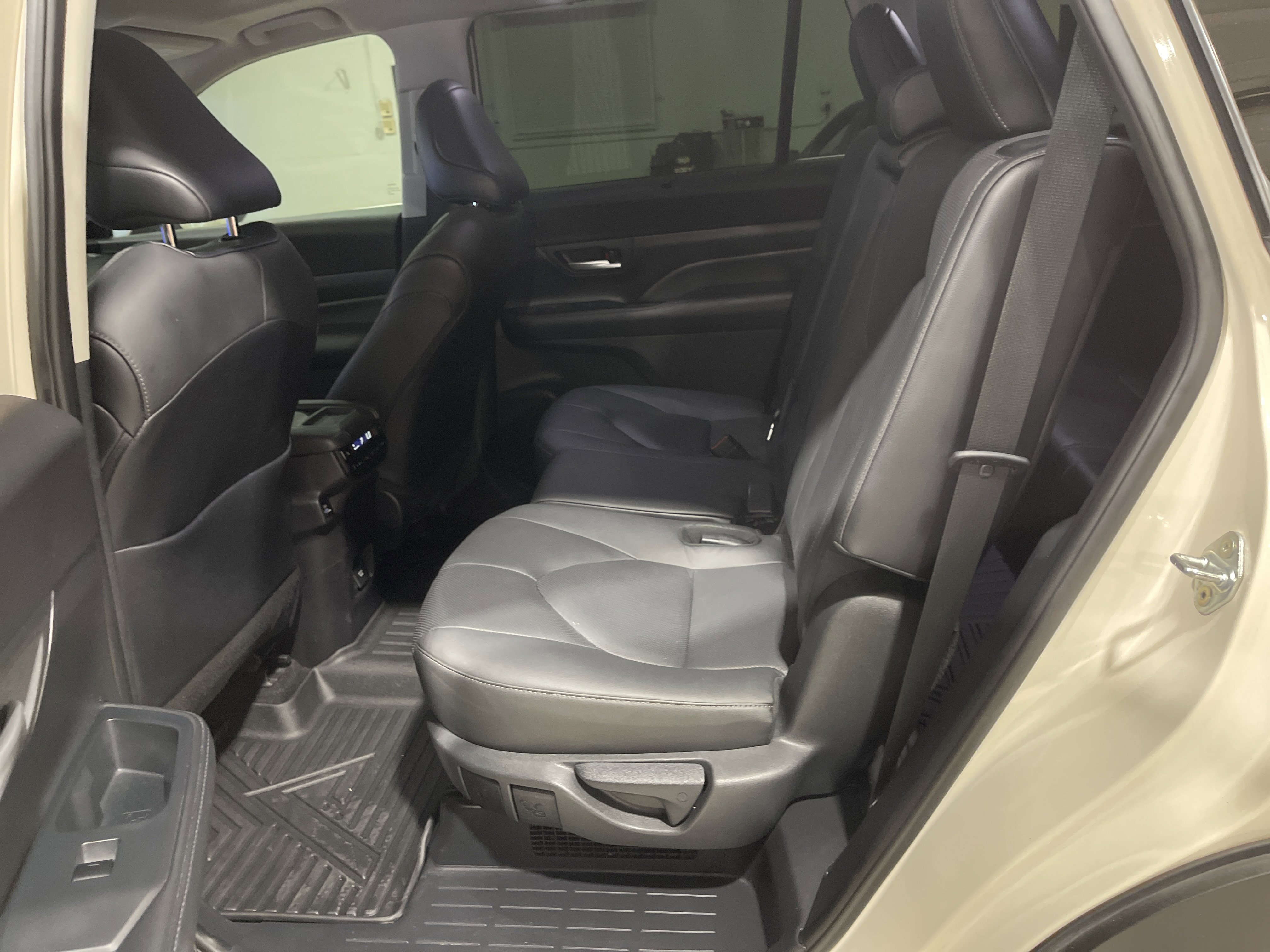 2024 Toyota Highlander Hybrid Limited photo 4