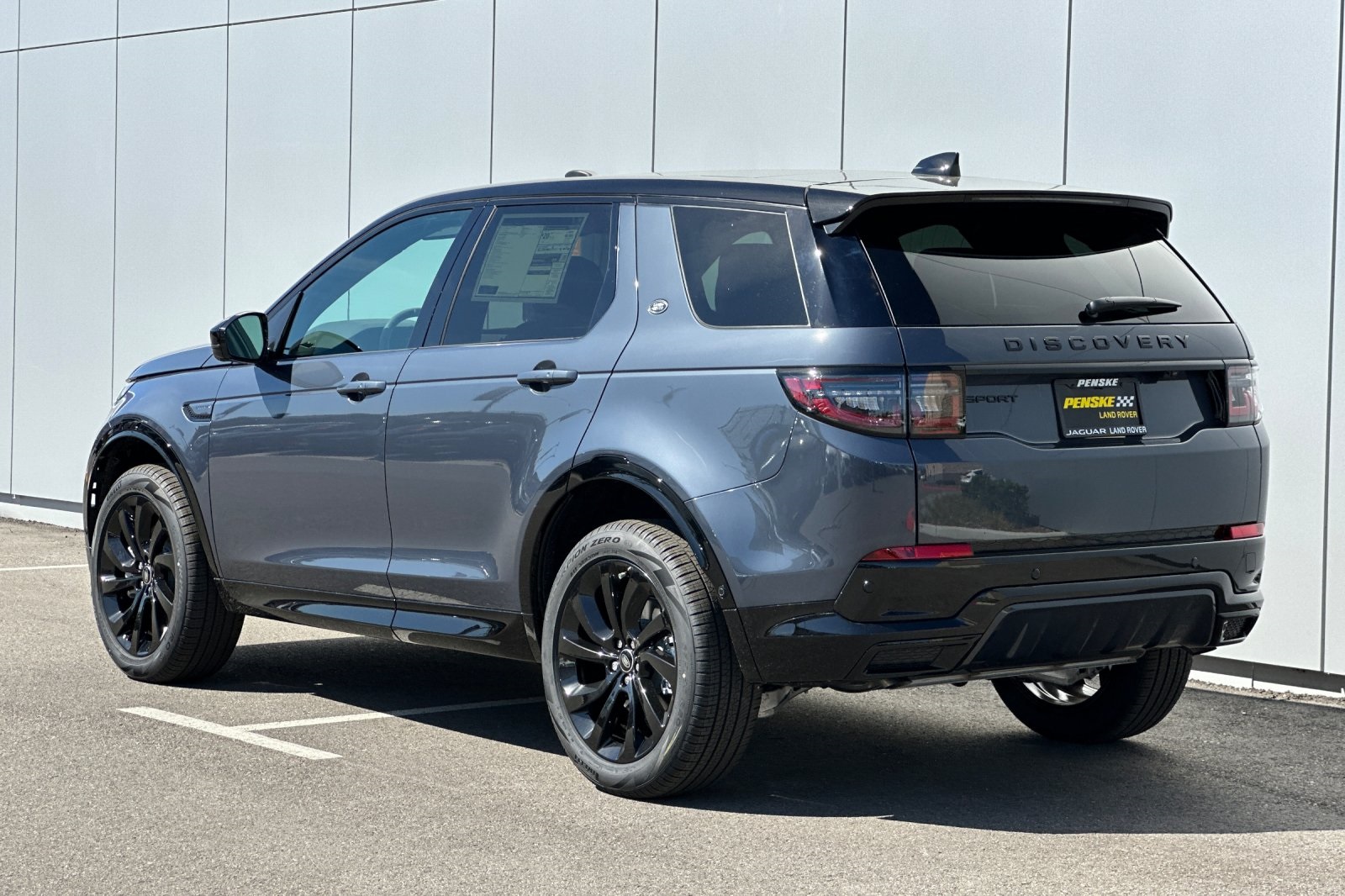 2025 Land Rover Discovery Sport Dynamic SE photo 3