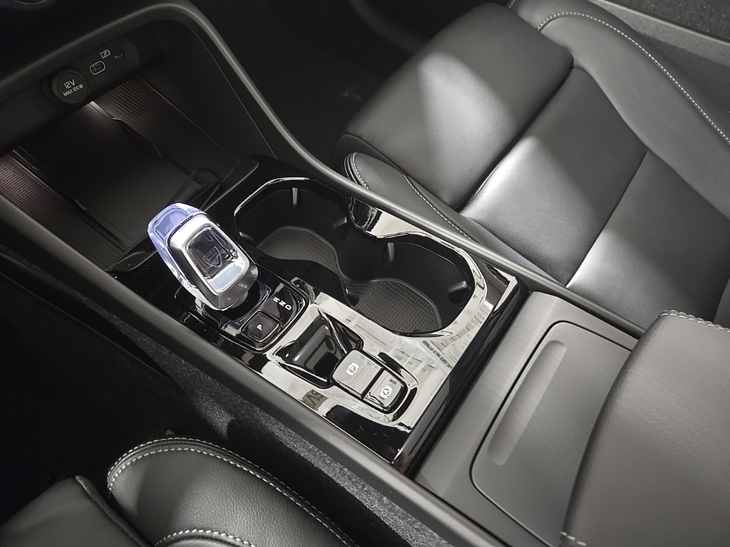 2026 Volvo XC40 Plus photo 15