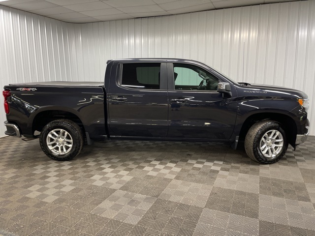 2022 Chevrolet Silverado 1500 LT photo 2