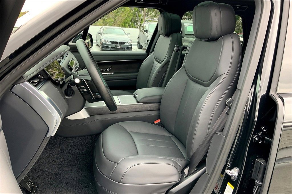 2025 Land Rover Range Rover SE photo 4