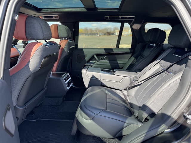 2025 Land Rover Range Rover SV photo 11